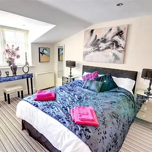 Hotties House - Two-bed Cottage, Dog-friendly & Off-street Parking - , Scarborough United Kingdom